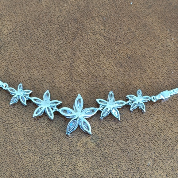 Star Flower Necklace - Picture 5 of 7